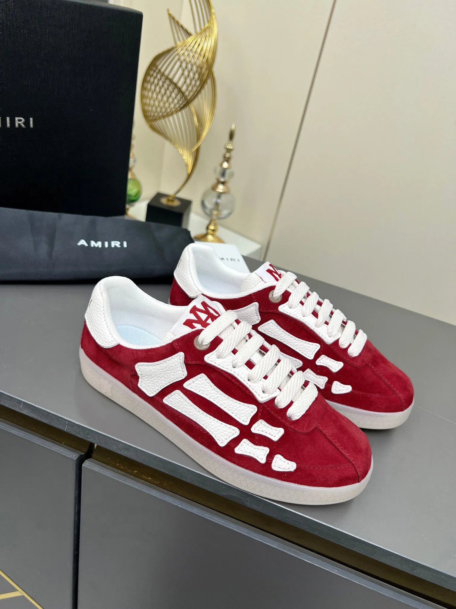 Men's Men's Shoes 💰580 Bone Shoes · AMIRI Skel-Top AMIRI 🔥 launches a new "ThePacific" series of low-top casual sports moral training shoes in the early spring of 2025. This iconic shoe covers men's and women's shoes, drawing inspiration from the brand's classic sports style and elegantly integrating West Coast style. "The Pacific" contrasting five-pointed star series is rooted in Amiri's unique California genes, showing the freedom and leisure atmosphere of the West Coast. This series launches two styles that incorporate the brand's iconic elements: the leather version is made of pure white leather with a same-color sole, and is embellished with star patterns on the side of the shoe, just like the bright starry sky of California. The black and ocean blue colors are shared by men and women, and there is also a red star model exclusive for men and a light pink star model exclusive for women. The suede model is decorated with the brand's classic bone pattern on the side of the shoe. The rubber sole and suede fabric complement each other. The color scheme covers black, chocolate and sand, and is suitable for both men and women. Made of imported cowhide and decorated with bone pieces on the sides of the upper, it is novel and unique and has a good three-dimensional effect! High-density breathable mesh lining + original molded TPU outsole 🙏 Recommended by celebrities, bloggers and internet celebrities, 🚵🏻 an indispensable item for shopping, partying and traveling. One of the most unmissable sneakers in 2025 ✦Color: 10 colors available ✦Size: Women’s size 35--40 ✦Size: Men’s size 39--45